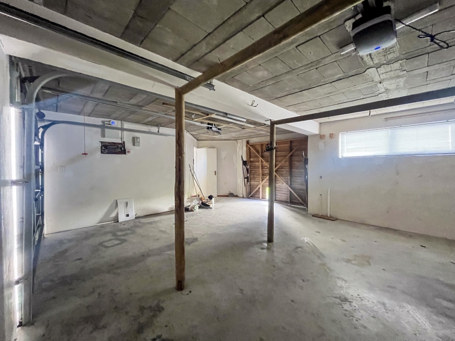 To Let 5 Bedroom Property for Rent in Paradise Beach Western Cape